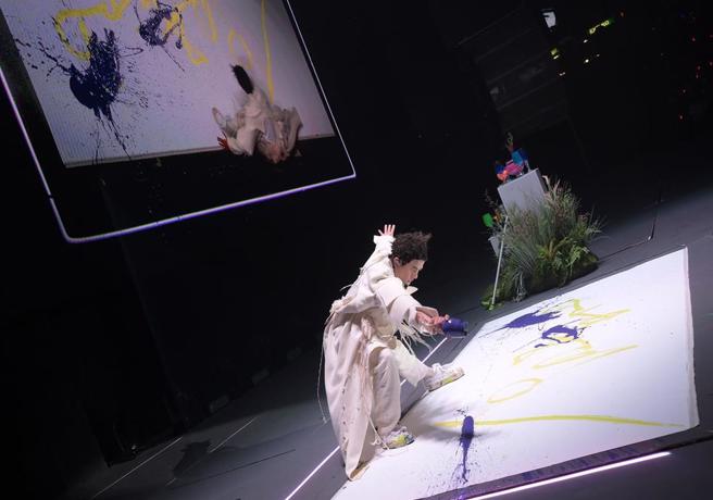 郭富城在香港演唱会上凭歌作画。（小美工作室提供）