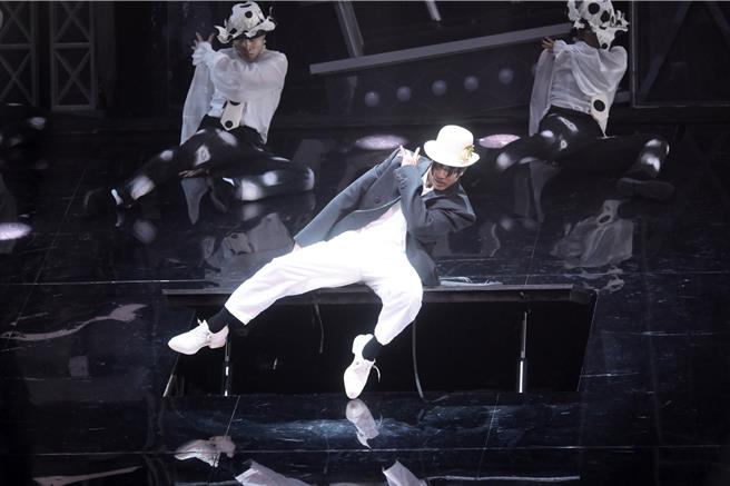 郭富城展现舞台王者风范大秀舞技。（小美工作室提供）