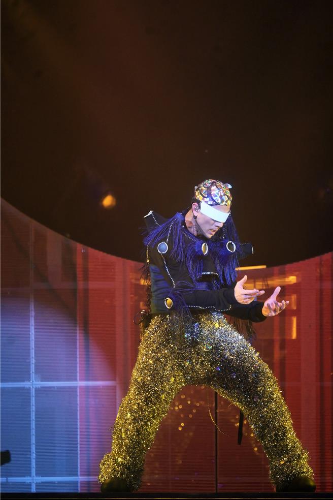 郭富城展现舞台王者风范大秀舞技。（小美工作室提供）