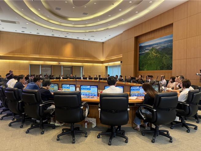 新北市主計處在今（28）日市政會議上通過114年度睡縱散案暨附屬單位預算及綜計表，將於8月底前函送市議會審議，其中歲出部分較去年增加106.28億，再創新高。新北市長侯友宜說，因為新北市剛好是在積極的大建設期間，但不會因為經費不足對建設有所怠慢。（柯毓庭攝）