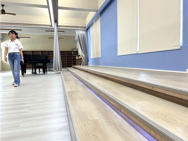 台東市豐榮國小將老舊的音樂教室改造為多元學習空間「藝次元」，可上各類藝文課程、更成為小型展演空間。（蔡旻妤攝）