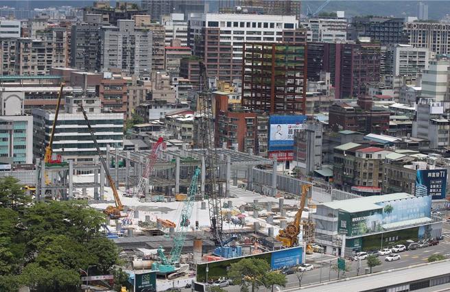 台北地检署侦办京华城弊案，28日台北市议员应晓薇等人厘清案情，图为京华城改建工地、兴建中的「京华广场」。（范扬光摄）