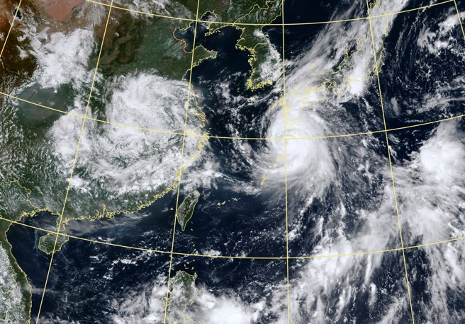 珊珊颱風移動速度慢，且導引氣流不明顯，未來路徑充滿不確定性。（中央氣象署提供）