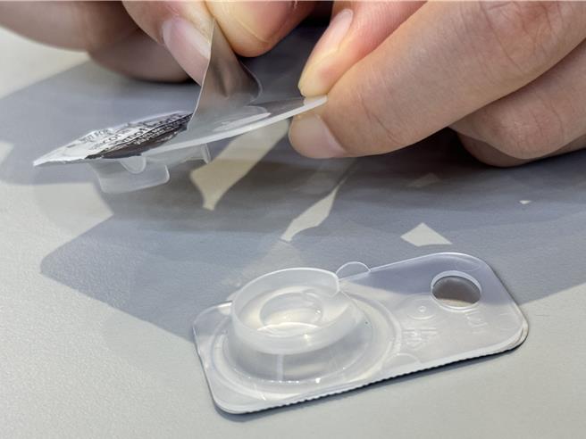 隱形眼鏡屬於第二等級醫療器材，購買時務必認明許可證字號，且不得在網路上販售。（王家瑜攝）