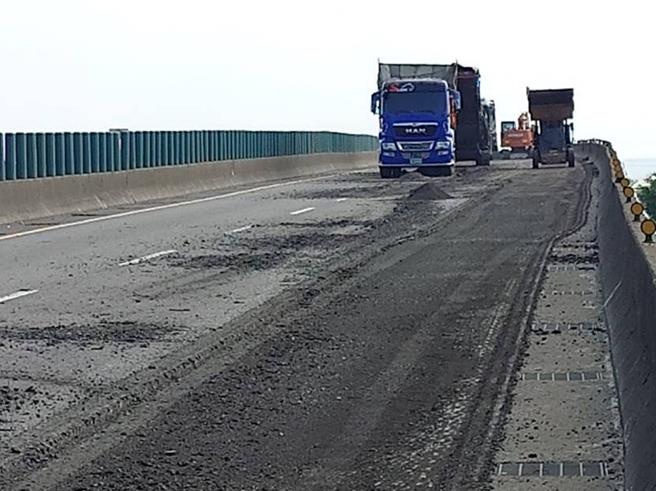 台61线西部滨海快速道路北上彰化伸港至台中龙井路段，今天起至31日封闭，施作路面改善工程。（彰化工务段提供／孙英哲彰化传真）