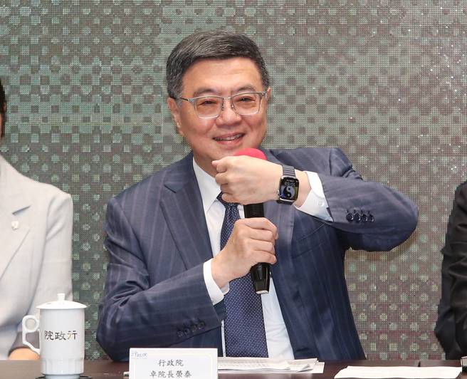行政院长卓荣泰28日主持行动创新AI内阁执政101记者会。（王英豪摄）