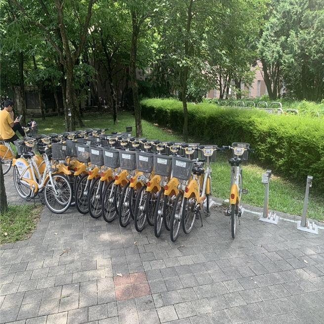 台北市政府松寿路口站点疑似为消化还车需求，数十辆单车被绑车无法租借，但同个时段，数百公尺外的松勤庄敬路口站却无车可借。（台北市议员锺佩玲办公室提供／刘彦宜台北传真）