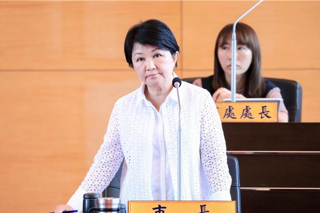 市長盧秀燕表示，公務人員必須遵守公務人員相關規定。（陳淑娥攝）