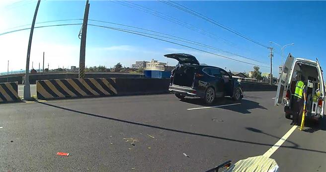 嘉义县台19线朴子往义竹方向，昨（27日）下午3点多，1辆汽车和1辆机车在一处路口交会处碰撞，机车骑士伤重不治。（嘉县消防局提供／吕妍庭嘉义传真）