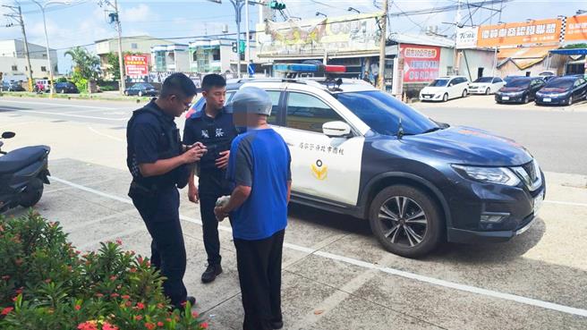 桃園市大園區一名80歲的楊姓老翁，日前中午趁著家人在準備午餐時，獨自外出卻不慎迷路，在大太陽底下徘徊2個多小時，警方獲報前往關心，但老翁被烈日曬到頭昏腦脹，話都說不清楚，員警費了一番功夫後，利用老翁的姓名查出其身分，聯繫家屬前來接回。（警方提供／廖姮玥桃園傳真）