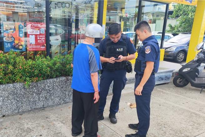 桃園市大園區一名80歲的楊姓老翁，日前中午趁著家人在準備午餐時，獨自外出卻不慎迷路，在大太陽底下徘徊2個多小時，警方獲報前往關心，但老翁被烈日曬到頭昏腦脹，話都說不清楚，員警費了一番功夫後，利用老翁的姓名查出其身分，聯繫家屬前來接回。（警方提供／廖姮玥桃園傳真）