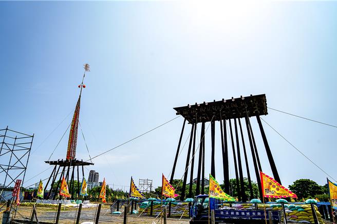 頭城搶孤將在9月2日登場，雖然發生棄賽風波，但主辦方強調要補足棄賽隊伍的缺額沒有問題，圖為今年搶孤舉辦場地畫面，圖左為飯棚，圖右為還沒架孤棧的孤棚。（李忠一攝）