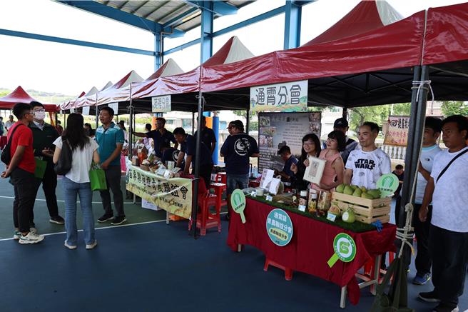 苗栗县青农联谊会28日上午在苗栗市举行青农共识营，全县17个分会全员到齐。（谢明俊摄）