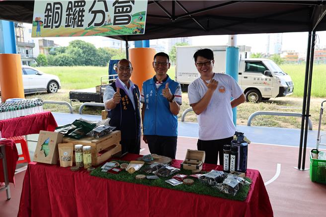 苗栗县青农联谊会28日上午在苗栗市举行青农共识营，苗栗县政府农业处长陈树义（中）、县农会总干事锺金光到场共襄盛举。（谢明俊摄）