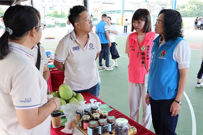 苗栗县青农联谊会28日上午在苗栗市举行青农共识营，苗栗县副县长邱俐俐到场替青农打气。（谢明俊摄）