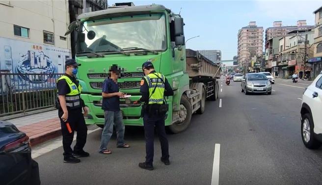 土城地區近年來高速發展，大型車輛大量湧入，交通事故也跟著頻傳，為此土城警分局8月起啟動專案大執法，相較7月，8月大型車違規取締數從68上升至136件、事故數從30下降至11件。（土城警分局提供）