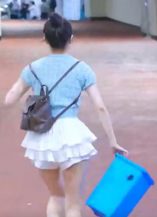 李珠珢倒完垃圾后，拿起垃圾桶朝休息室快步跑去。（图／My chuuu uuuhc ym 脸书）