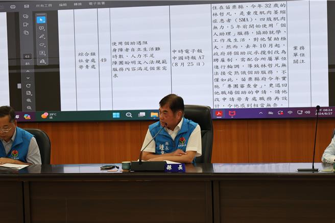 苗栗县长锺东锦重视偏远地区学子的就学权益，指示合併或停办学校后的学生们，可享每个月补助交通费最高1 万元。（谢明俊摄）