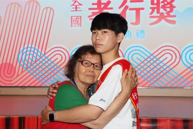 全国孝行奖27日颁奖，苗栗县狮潭学子黄苇豪（右）获奖。（苗栗县政府提供／谢明俊苗栗传真）