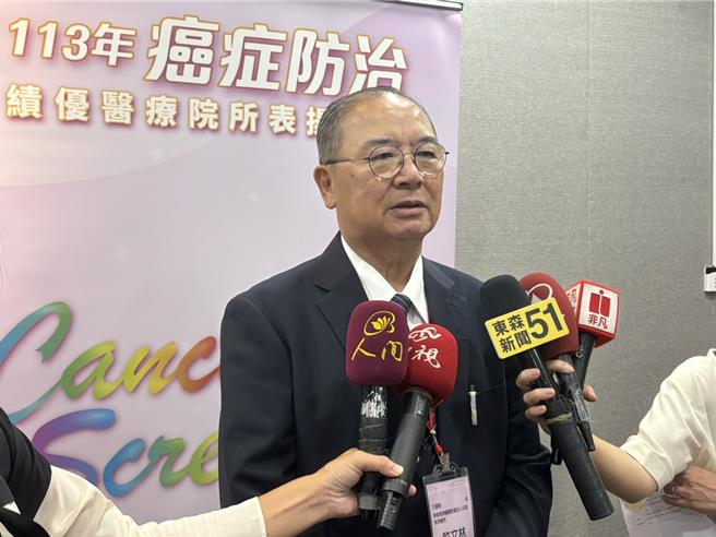 花莲慈济医院副院长许文林接受媒体联访时表示，偏乡医院必须透过主动出击，推广癌症筛检，「是都市无法想像的」」。（李念庭摄）