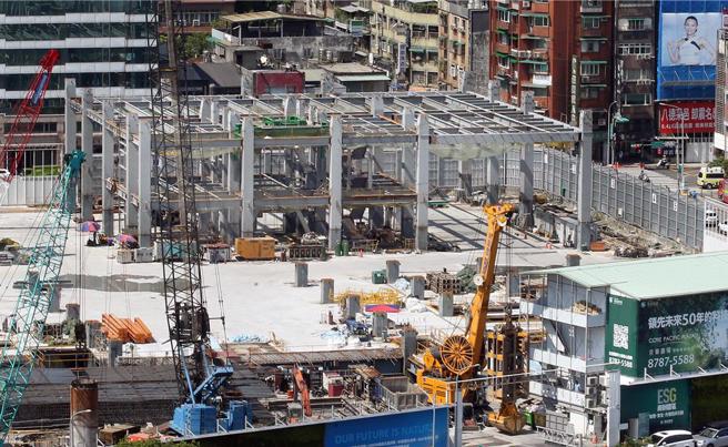 图为京华城改建工地、兴建中的「京华广场」。（范扬光摄）
