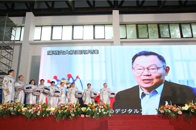阳明交大自主研发的阿凡达（avatar）透过AI技术，生成校长林奇宏的数位分身，并以中、英、日三种语言，欢迎2060名新生。（阳明交大提供／王惠慧新竹传真）