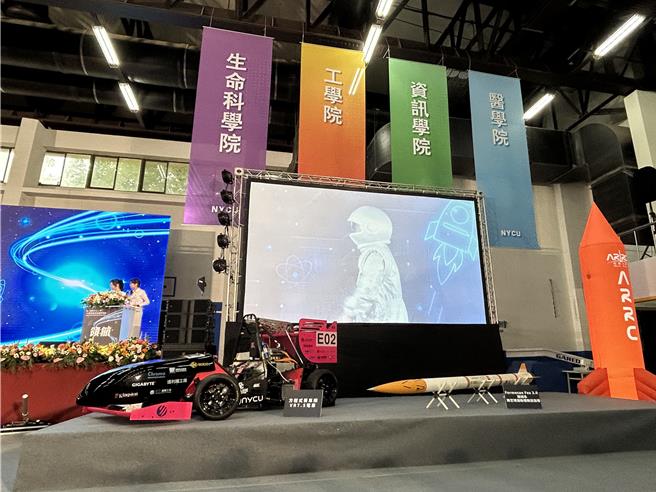 阳明交通大学28日举办新生开学典礼，今年典礼以「领航」为主题，展示今年成功发射的2组火箭，以及曾参加COMPUTEX的方程式赛车。（阳明交大提供／王惠慧新竹传真）