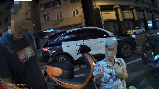 黄姓老妇人跑到烤肉店家吃生肉。（民眾提供／李京升台中传真）