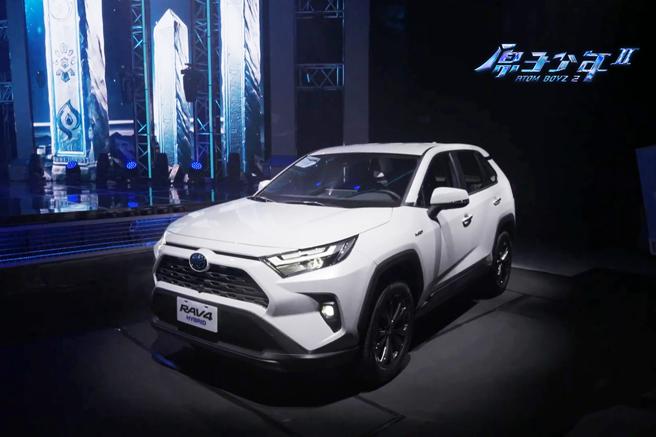 TOYOTA贊助《原子少年2 ATOM BOYZⅡ》冠軍團百萬獎勵RAV4 HYBRID，鼓勵年輕族群無所畏懼、勇於追夢。（和泰汽車提供）