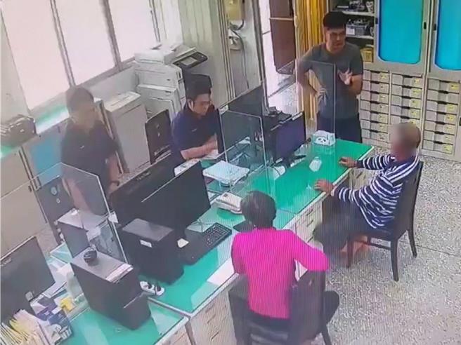 原斗派出所所長李尚穎（中）將簡男夫妻請進所內，告知相關詐騙手法，簡男始知被騙。（警方提供／孫英哲彰化傳真）