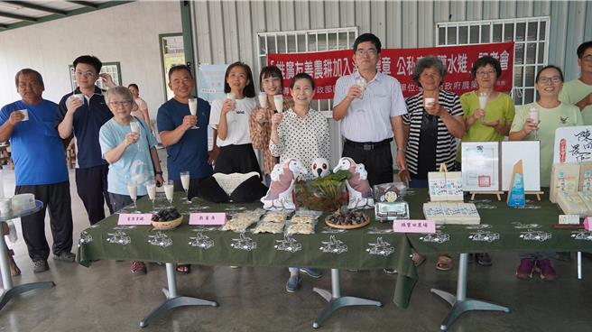 台南市农业局28日在官田区绿宝田农场宣导溼地标章，现场展示获得标章的优质稻米、菱角等农特产品。（宝智华摄）