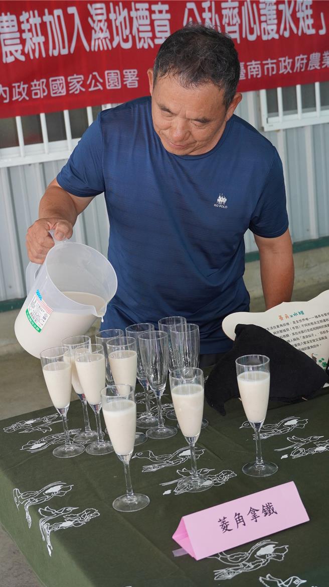 通过溼地标章的林丙火，在记者会现场准备菱角拿铁和来宾共享。（宝智华摄）