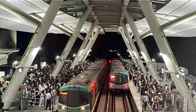 高雄捷运28日公布今年1月1日至8月27日日均运量，每日平均运量达17.4万人次，对比去年度同期，成长幅度高达16％。（高雄捷运公司提供／杨舒婷高雄传真）