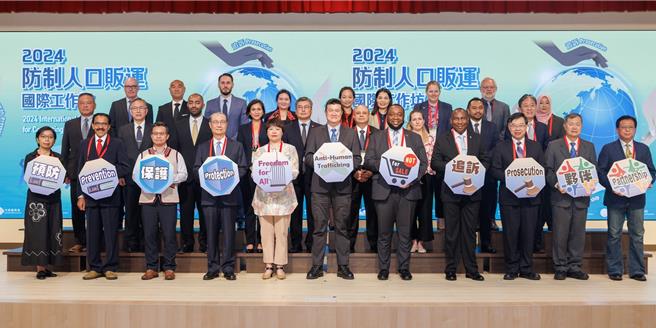 內政部政務次長馬士元（中）、行政院防制人口販運暨消除種族歧視協調會報委員翁燕菁（左1）、印度警察基金會研究中心主席PM Nair（左2）、原住民族委員會副主任委員谷縱․喀勒芳安（左3）、移民署署長鐘景琨（左4）、、監察院監察委員葉大華（左5）、農業部政務次長黃昭欽（右1）、勞動部政務次長許傳盛（右2）、法務部政務次長徐錫祥（右3）、聖露西亞大使Robert Kennedy Lewis（右4）、聖克里斯多福及尼維斯大使Donya Lynex Francis（右5）。（移民署提供）