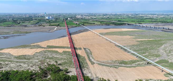 第四河署铺设19公顷稻草席覆盖裸露地。（第四河川署提供）