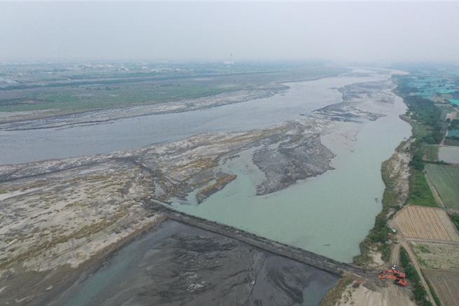 第四河川署在颱风过后施作50公顷拦水土堤。（第四河川署提供）