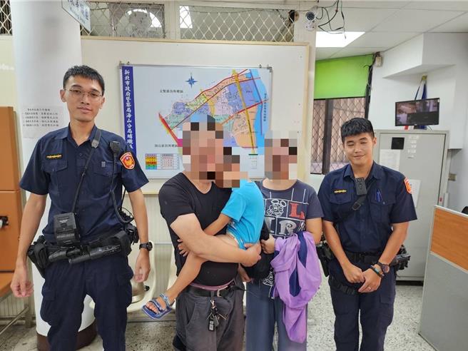 男童家长看见脸书贴文，急赴派出所领回小孩。（警方提供）