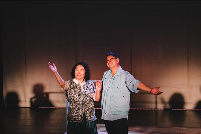 洪都拉斯（右）与乡民一起演出舞台剧。（客家电视台提供）