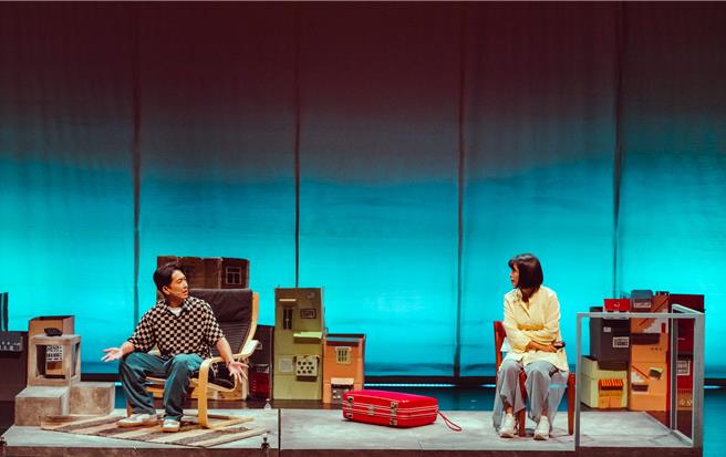 施名帅（左）饰演私奔的中年阿雄。（客家电视台提供）