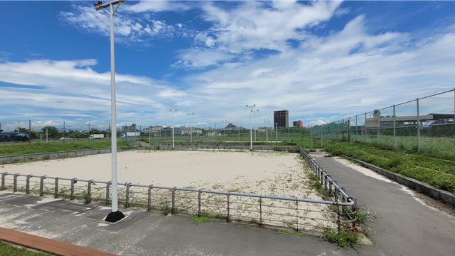桃园市大园区沙滩排球场位在长荣大园物流园区旁，为市内首座标准比赛级场地，主要为培训选手使用，但该地位处国1甲高速公路延伸用地，工程预计2025年动工，届时排球场也将拆除。国民党籍市议员徐其万说，民眾配合国家重大建设，也希望市府能够善待当地民眾，另觅场地建置活动中心或是体育场馆，让民眾有地方能运动休憩。（廖姮玥摄）
