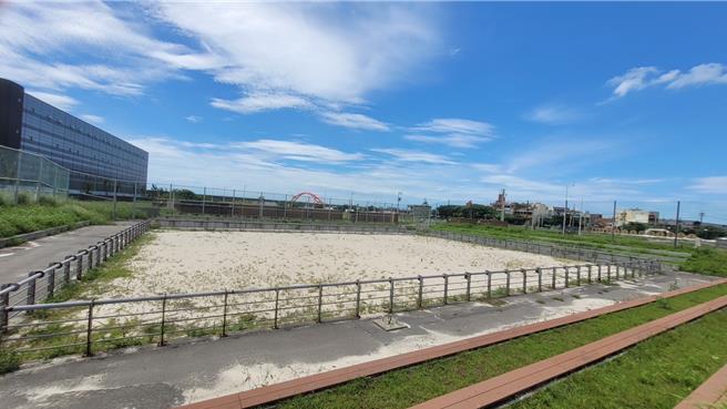 桃园市大园区沙滩排球场位在长荣大园物流园区旁，为市内首座标准比赛级场地，主要为培训选手使用，但该地位处国1甲高速公路延伸用地，工程预计2025年动工，届时排球场也将拆除。国民党籍市议员徐其万说，民眾配合国家重大建设，也希望市府能够善待当地民眾，另觅场地建置活动中心或是体育场馆，让民眾有地方能运动休憩。（廖姮玥摄）