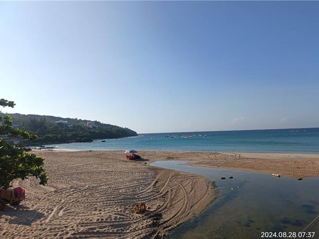 近日垦丁沙滩遭业者插满阳伞占用争议不断，垦管处27日起前往白砂、南湾、船帆石等沙滩巡查稽核，至今共拆除180顶阳伞、并开出9张罚单。（垦管处提供／谢佳潾屏东传真）