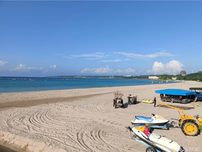 近日垦丁沙滩遭业者插满阳伞占用争议不断，垦管处27日起前往白砂、南湾、船帆石等沙滩巡查稽核，至今共拆除180顶阳伞、并开出9张罚单。（垦管处提供／谢佳潾屏东传真）