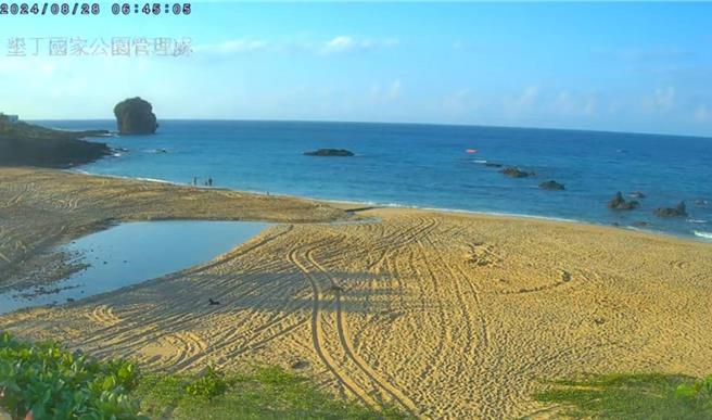 近日垦丁沙滩遭业者插满阳伞占用争议不断，垦管处27日起前往白砂、南湾、船帆石等沙滩巡查稽核，至今共拆除180顶阳伞、并开出9张罚单。（垦管处提供／谢佳潾屏东传真）