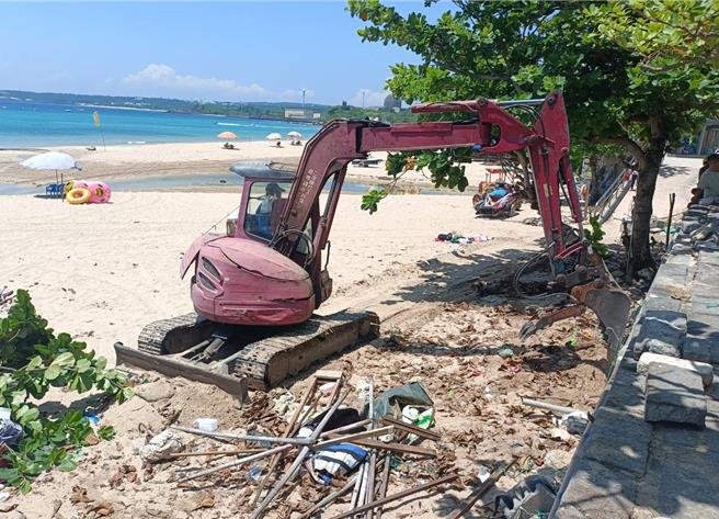 近日垦丁沙滩遭业者插满阳伞占用争议不断，垦管处27日起前往白砂、南湾、船帆石等沙滩巡查稽核，至今共拆除180顶阳伞、并开出9张罚单。（垦管处提供／谢佳潾屏东传真）