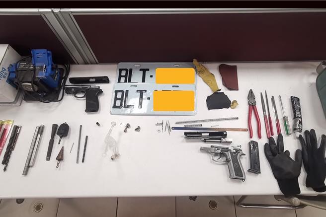 竹北警分局去年11月查獲一起偽造車牌案，查扣相關犯罪證物。（竹北警分局提供／羅浚濱新竹傳真）