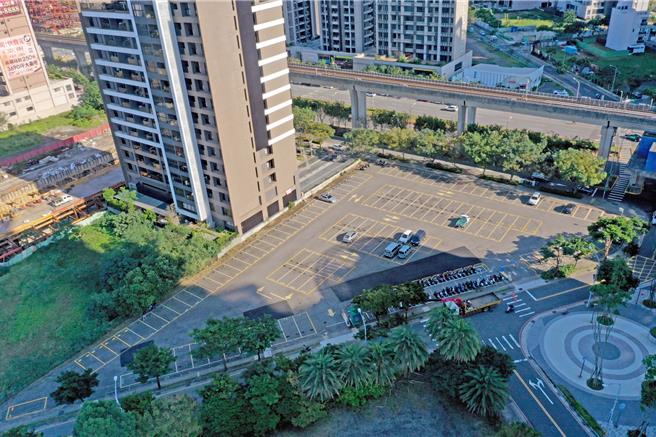 桃园青埔停十基地位于机场捷运A19站旁，由桃园市政府规画兴建立体停车场，总经费7亿元并获中央补助2.8亿元，预计今年底工程发包、2027年完工。（鲁明哲提供／吕筱蝉桃园传真）