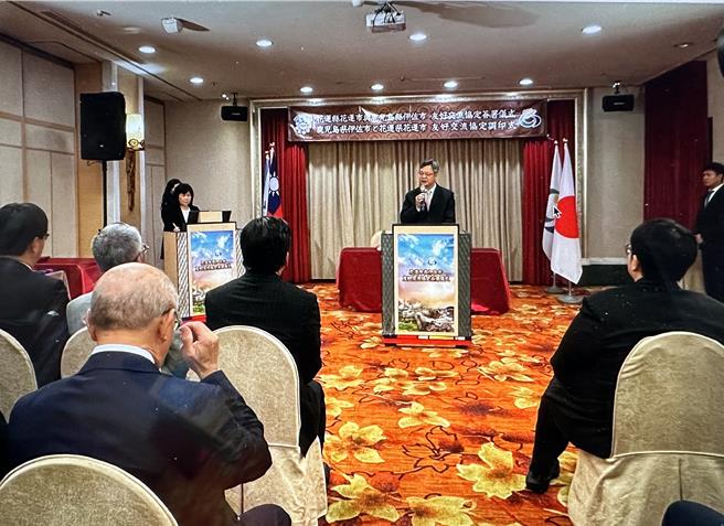 疫情解封後，國人出國熱潮仍持續加溫，外交部東部辦事處外交工作也不斷。圖為東辦處長胡琪斌致詞日本鹿兒島縣與花蓮市締盟為友好城市。（本報資料照片）