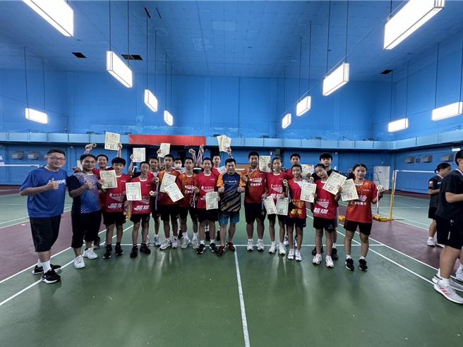 「2024澎湖羽球国际交流及团队移地训练活动」于8月23日至26日热闹登场，希望透过高强度训练、深度交流，提升台湾羽球选手的技术水平与竞技能力，并促进城市间羽球文化交流。（澎湖县国际观光运动推广协会提供／洪浩轩澎湖传真）