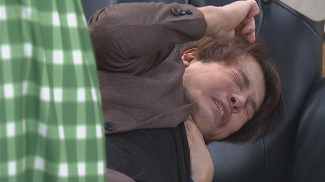 黄文星戏里被打趴跌坐在沙发表情痛苦。（民视提供）